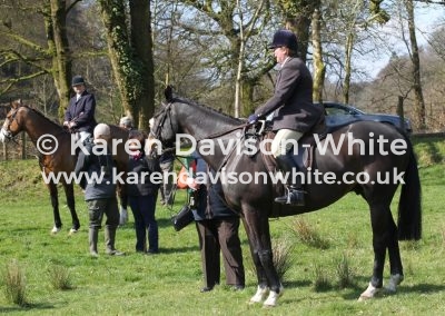 IMG_3690Mick Vincent on his feet with Miriam Smith MFH Kimblewick and Miss Busby MFH karendavisonwhite