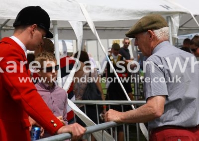 IMG_7439Suffolk Wh-in Michael Sagar Hounds mag. karendavisonwhite